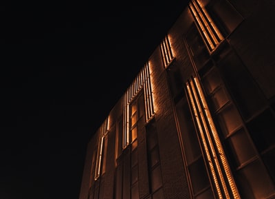 棕色的混凝土建筑在夜间
